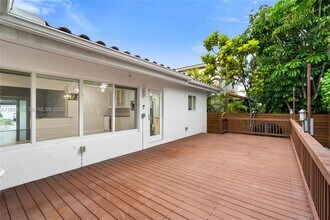 3505 Crystal View Ct in Miami, FL - Building Photo - Building Photo