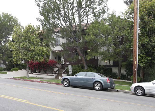 11825 Magnolia Blvd in North Hollywood, CA - Foto de edificio - Building Photo