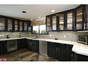 2001 Coldwater Canyon Dr in Beverly Hills, CA - Foto de edificio - Building Photo