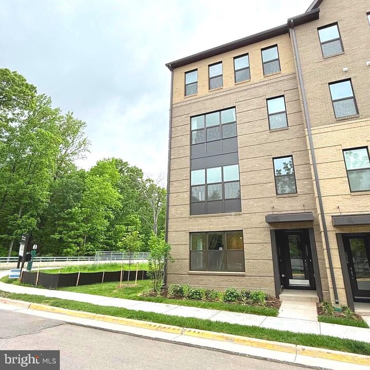 4900 Chelan Xing in Chantilly, VA - Building Photo