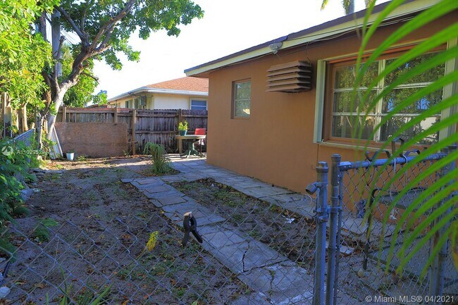 5881 NE 18th Ave-Unit -2 in Fort Lauderdale, FL - Building Photo - Building Photo