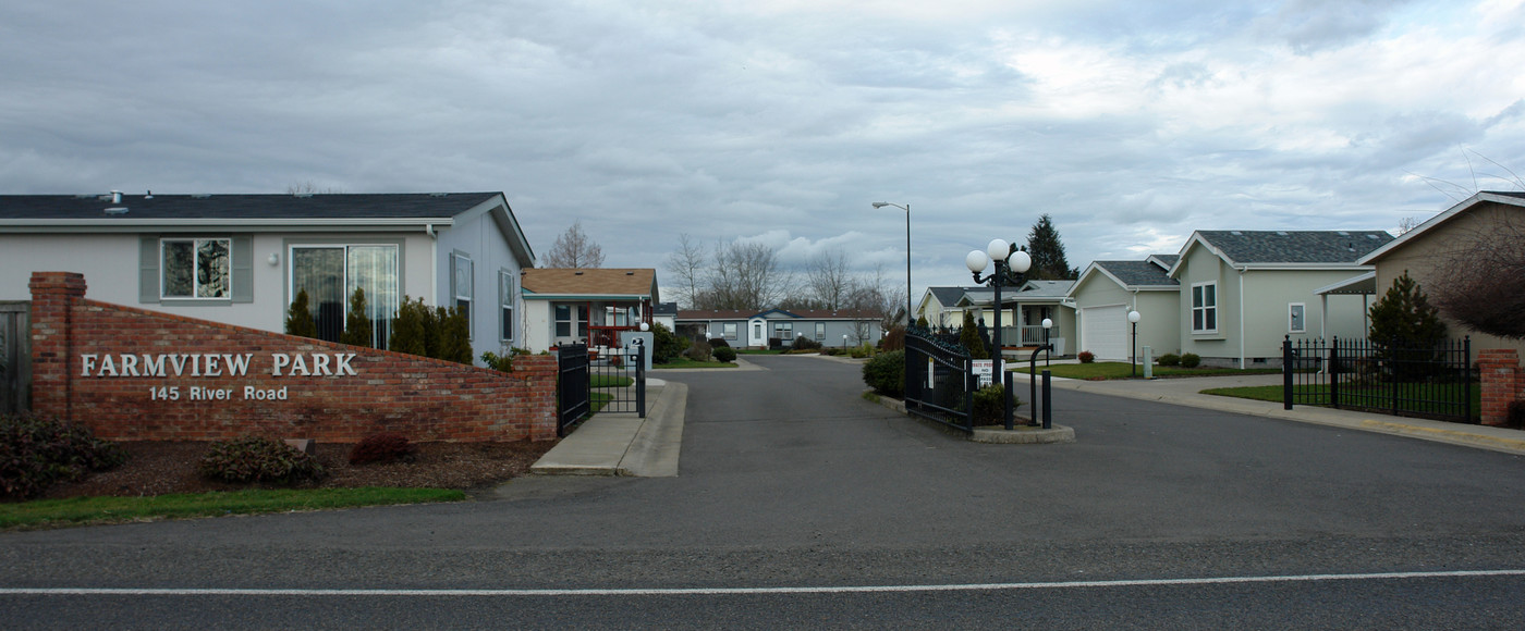 145 River Rd in Junction City, OR - Foto de edificio