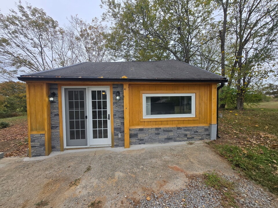 7356 Old Cox Pike in Bon Aqua, TN - Building Photo