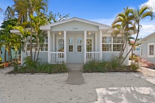 13304 2nd St E in Madeira Beach, FL - Building Photo