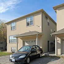 647 York Blvd in Hamilton, ON - Building Photo