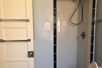 4235 Degnan Blvd, Unit Degnan in Los Angeles, CA - Foto de edificio - Building Photo