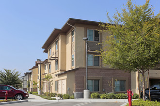 Ivy at College Park in Chino, CA - Foto de edificio - Building Photo