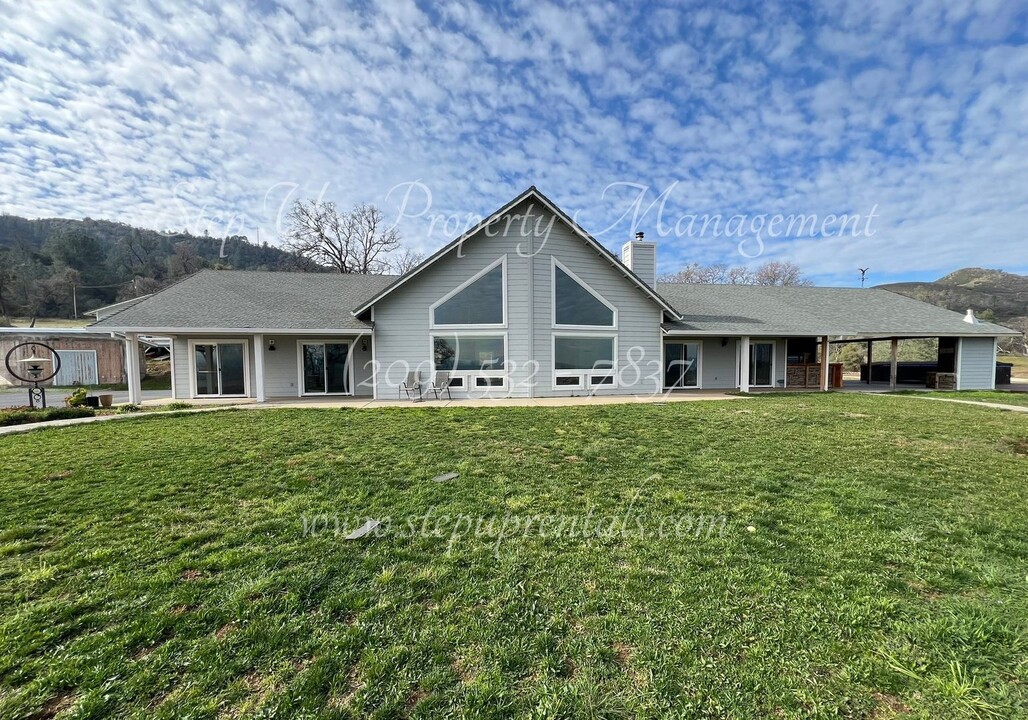 6655 Jaquima Dr in Angels Camp, CA - Foto de edificio