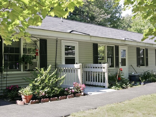 Thirty Birch Lane in Gorham, ME - Foto de edificio - Building Photo