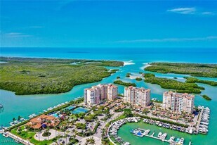 425 Dockside Dr in Naples, FL - Building Photo