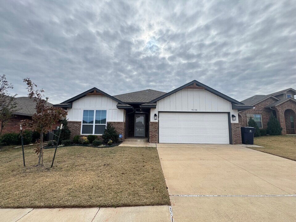 9104 SW 47th St in Oklahoma City, OK - Foto de edificio