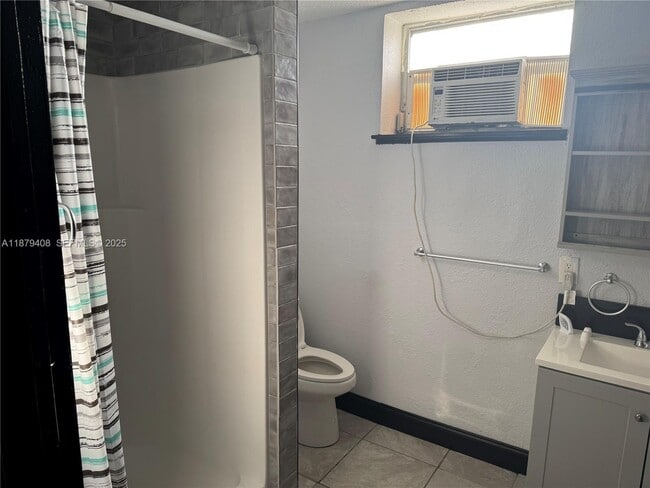 2435 N Dixie Hwy in Wilton Manors, FL - Building Photo - Building Photo