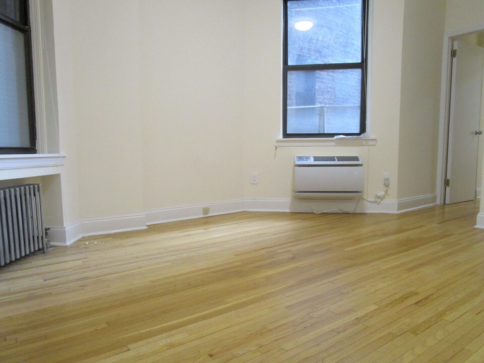 210 E 84th St in New York, NY - Building Photo