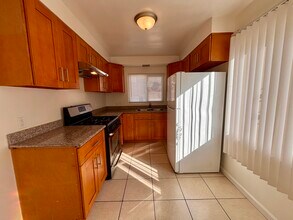 8638 MacArthur Blvd in Oakland, CA - Foto de edificio - Building Photo