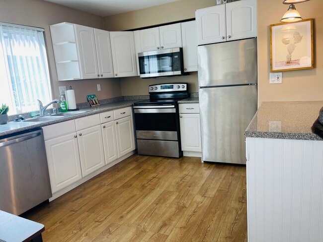 955 Postal Way in Vista, CA - Building Photo - Building Photo