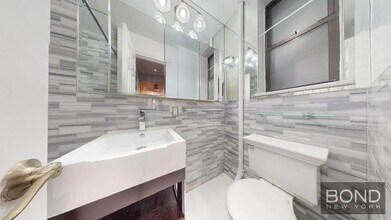 382 E 10th St in New York, NY - Building Photo - Building Photo