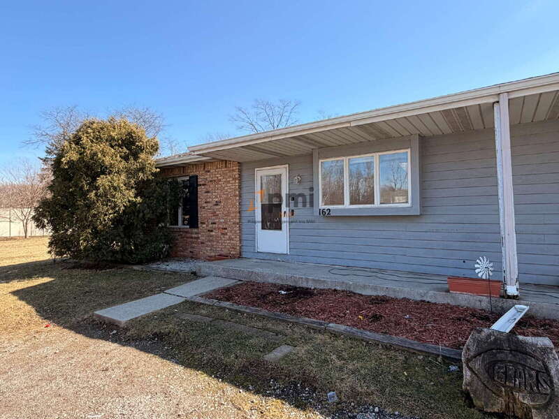 160 Meadows Cir in Crown Point, IN - Building Photo