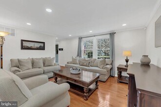 8271 Raindrop Way in Springfield, VA - Building Photo - Building Photo