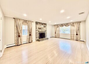 36 Center Dr in Greenwich, CT - Building Photo - Building Photo