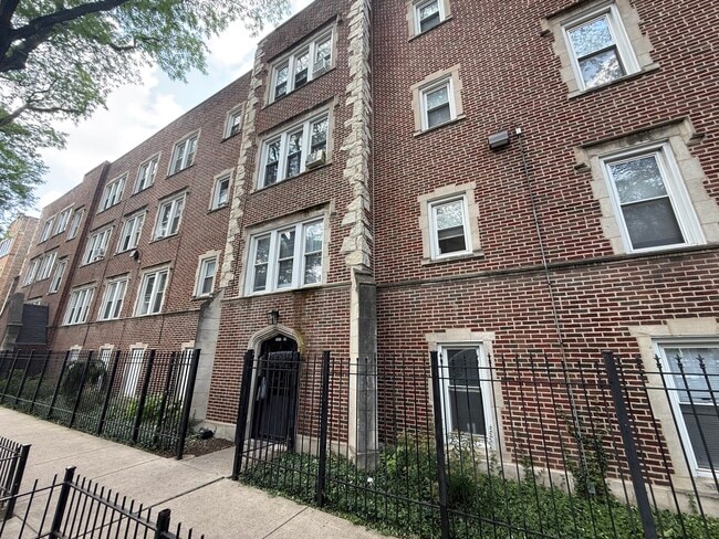 property at 2002 W Jarvis Ave