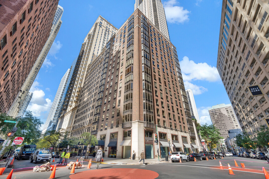 40 E Delaware Pl in Chicago, IL - Foto de edificio