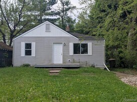 54 E Princeton Ave in Pontiac, MI - Building Photo