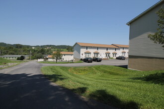 Colonial Apartment Complex in Jonesborough, TN - Foto de edificio - Building Photo