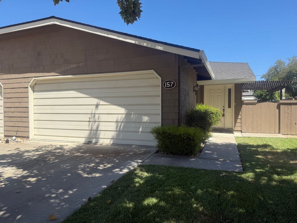 157 Finale Way in Tracy, CA - Building Photo