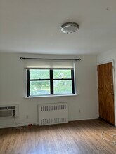 13751 68th Dr, Unit A in Flushing, NY - Building Photo - Building Photo