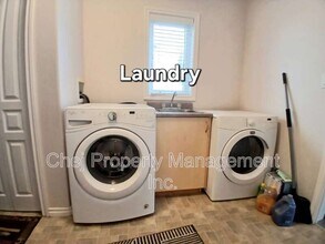 6421 Sandin Crescent NW in Edmonton, AB - Building Photo - Building Photo