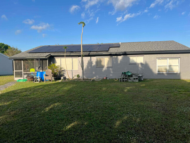 322 SW Kentwood Rd in Port St. Lucie, FL - Foto de edificio - Building Photo