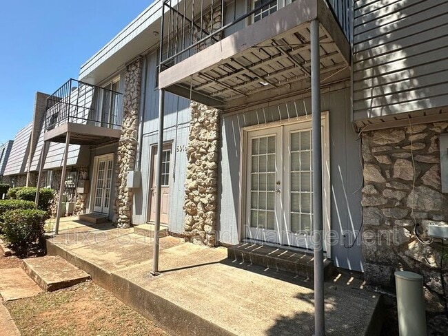 6016 Northwest Expy in Warr Acres, OK - Building Photo - Building Photo