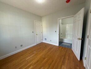 241 Lowell St, Unit New Construction in Waltham, MA - Foto de edificio - Building Photo