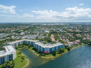 10700 NW 66th St in Doral, FL - Foto de edificio - Building Photo