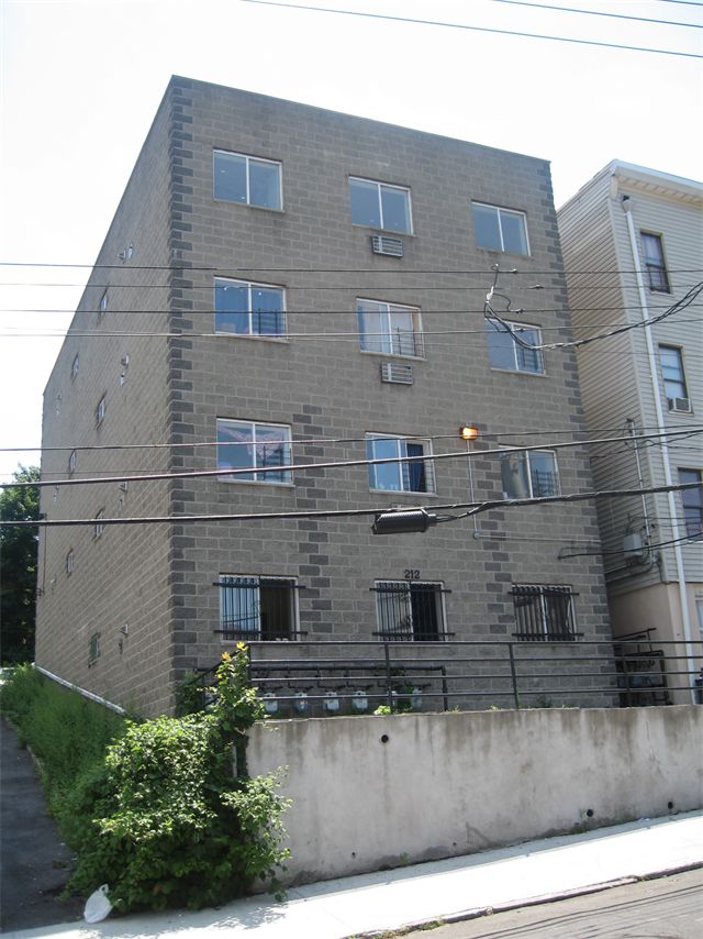 212 Washington St in Mount Vernon, NY - Foto de edificio - Building Photo