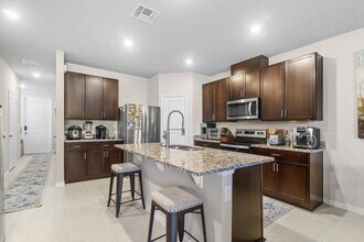 4062 Hot Springs Ave in Palm Springs, FL - Foto de edificio - Building Photo