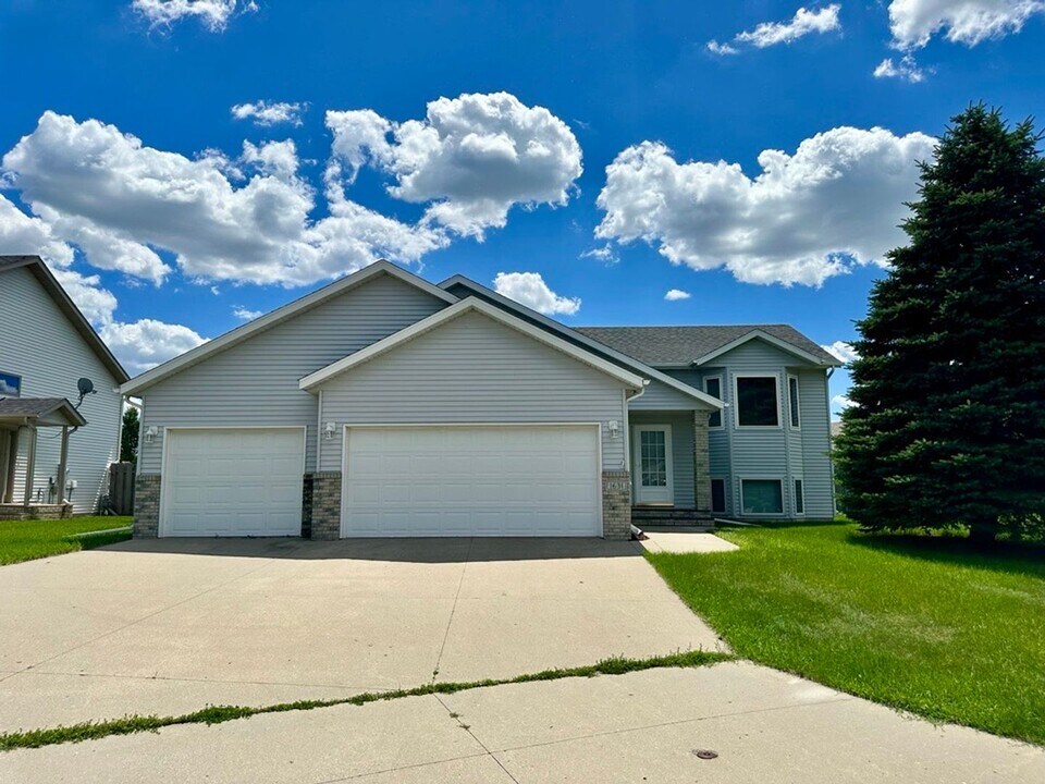 1631 51st St S in Fargo, ND - Building Photo