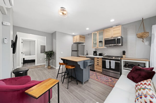 2644 33rd St, Unit B in Sacramento, CA - Building Photo - Building Photo