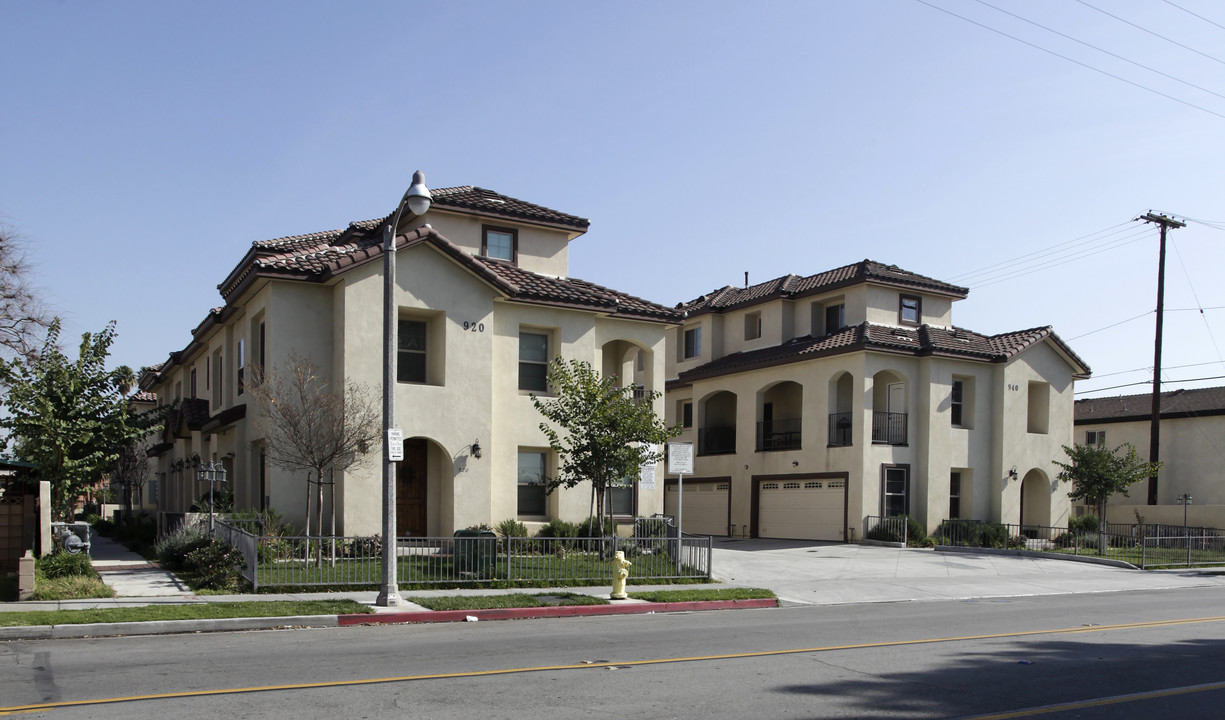 920-984 S Highland Ave in Fullerton, CA - Building Photo