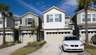 352 Richmond Dr in Saint Johns, FL - Building Photo