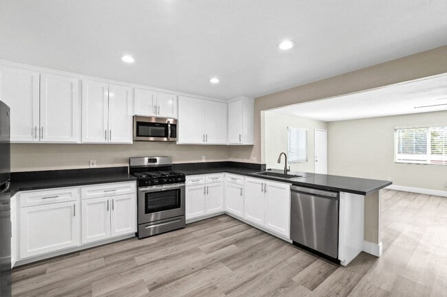 Wakefield Apartment Homes in Anaheim, CA - Foto de edificio - Building Photo