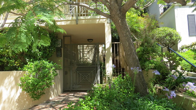 1226 McClellan Dr in Los Angeles, CA - Foto de edificio - Building Photo