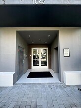 1045 NE 18th Ave, Unit #105 in Fort Lauderdale, FL - Foto de edificio - Building Photo