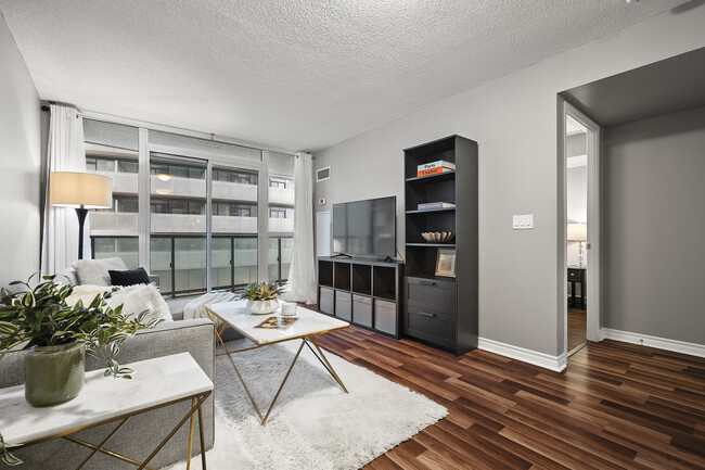 19 Grand Trunk Crescent in Toronto, ON - Building Photo - Building Photo