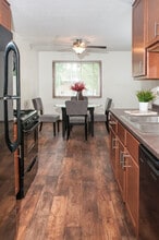 Valley Place Apartments in Crystal, MN - Foto de edificio - Building Photo