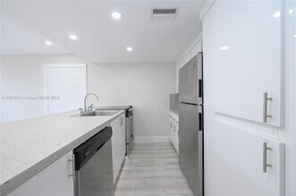 6518 Miami Lakes Dr in Miami Lakes, FL - Building Photo - Building Photo