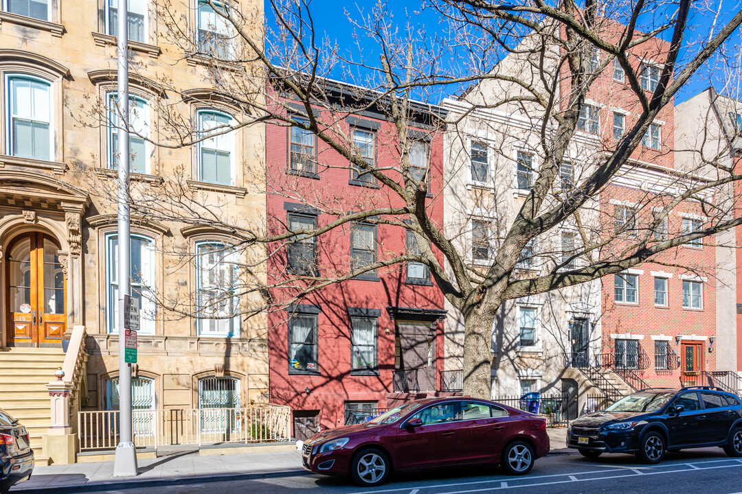 220 Hudson St in Hoboken, NJ - Building Photo