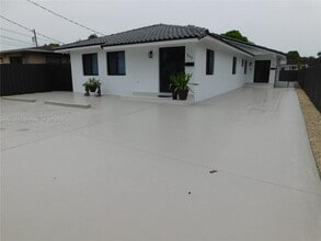 330 NW 43rd Pl in Miami, FL - Building Photo - Building Photo