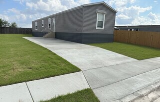 1422 Spear St in Progreso Lakes, TX - Building Photo