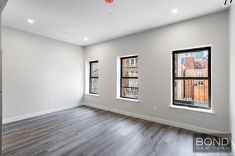 317 W 48th St in New York, NY - Building Photo - Building Photo
